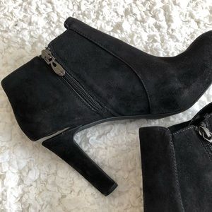 Tahari Suzi Heels